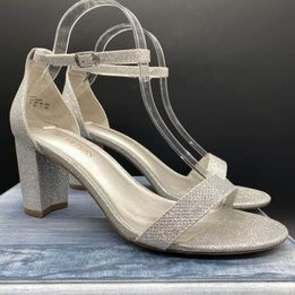New DREAM PAIRS Women's Chunk Low Heel Sandals Silver Size 9 - Picture 1 of 7